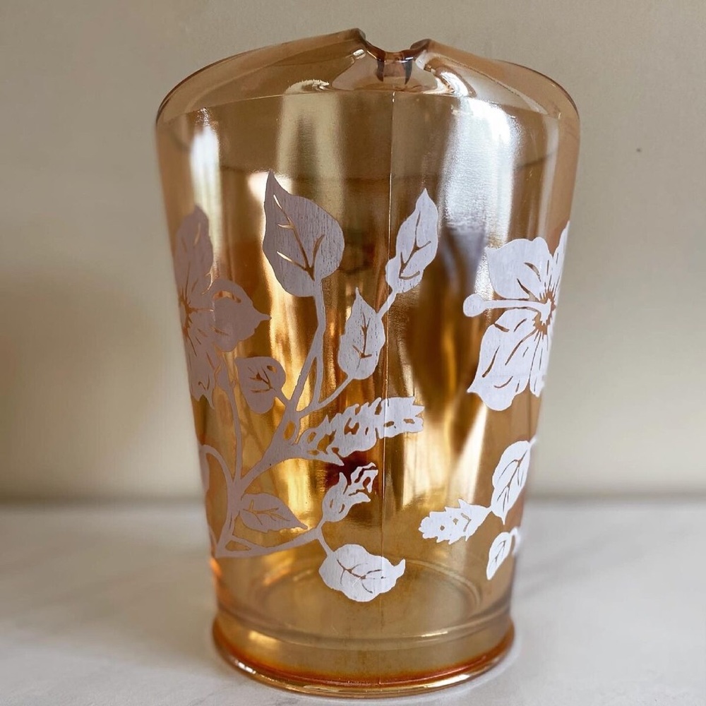 Jeannette vintage This is a beautiful Carnival Glass pitcher and 3 glasses